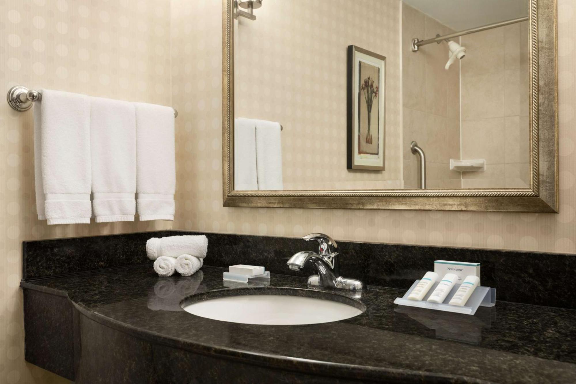 Hilton Garden Inn Toronto/Vaughan Exterior photo