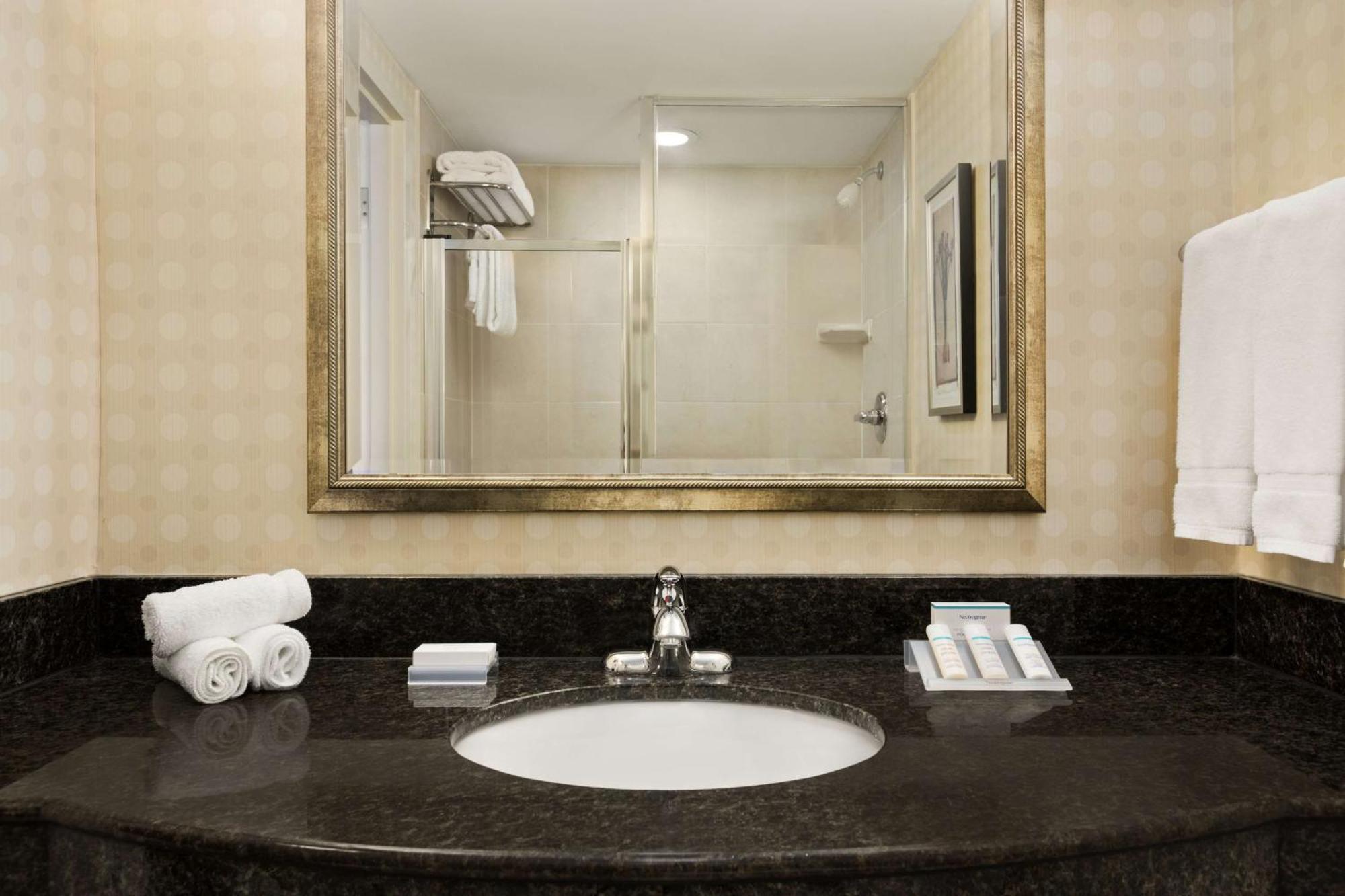Hilton Garden Inn Toronto/Vaughan Exterior photo